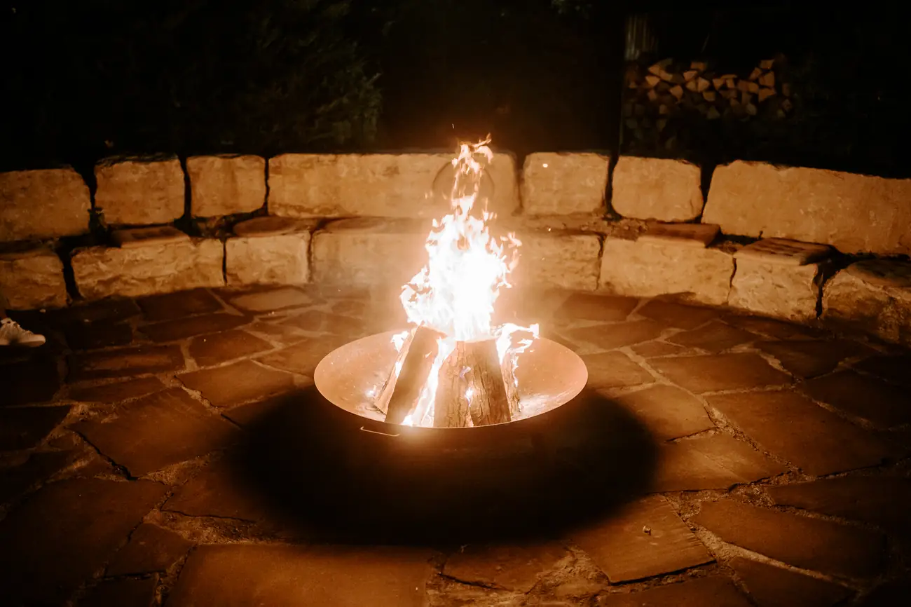 Lagerfeuer in der Feuerschale mit Sitzecke
